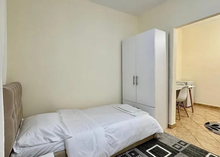 Guestroom * ティラナ